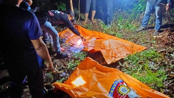 Polisi saat evakuasi mayat Dua Kakak Beradik yang ditemukan Tak Bernyawa Berpelukan di Kebun Lampung