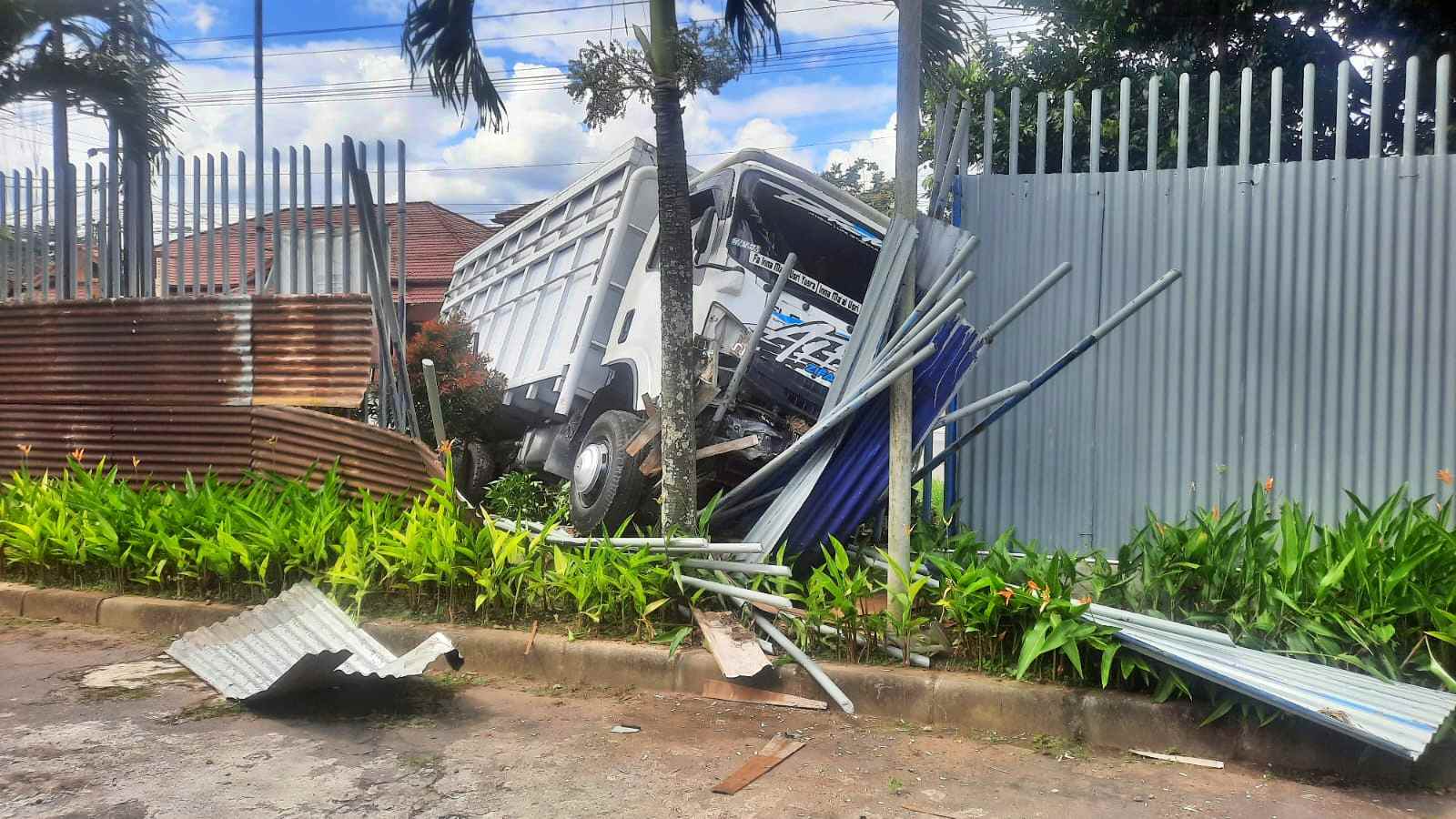 Sebuah truk terlibat kecelakaan di Secang Magelang setelah menabrak pagar