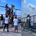Sejumlah Warga Desa Bandung Soga, Ngrampal, Sragen berupaya mengevakuasi NH, perempuan stres yang hendak bunuhdiri di flyover tol Bandung Soga Sragen