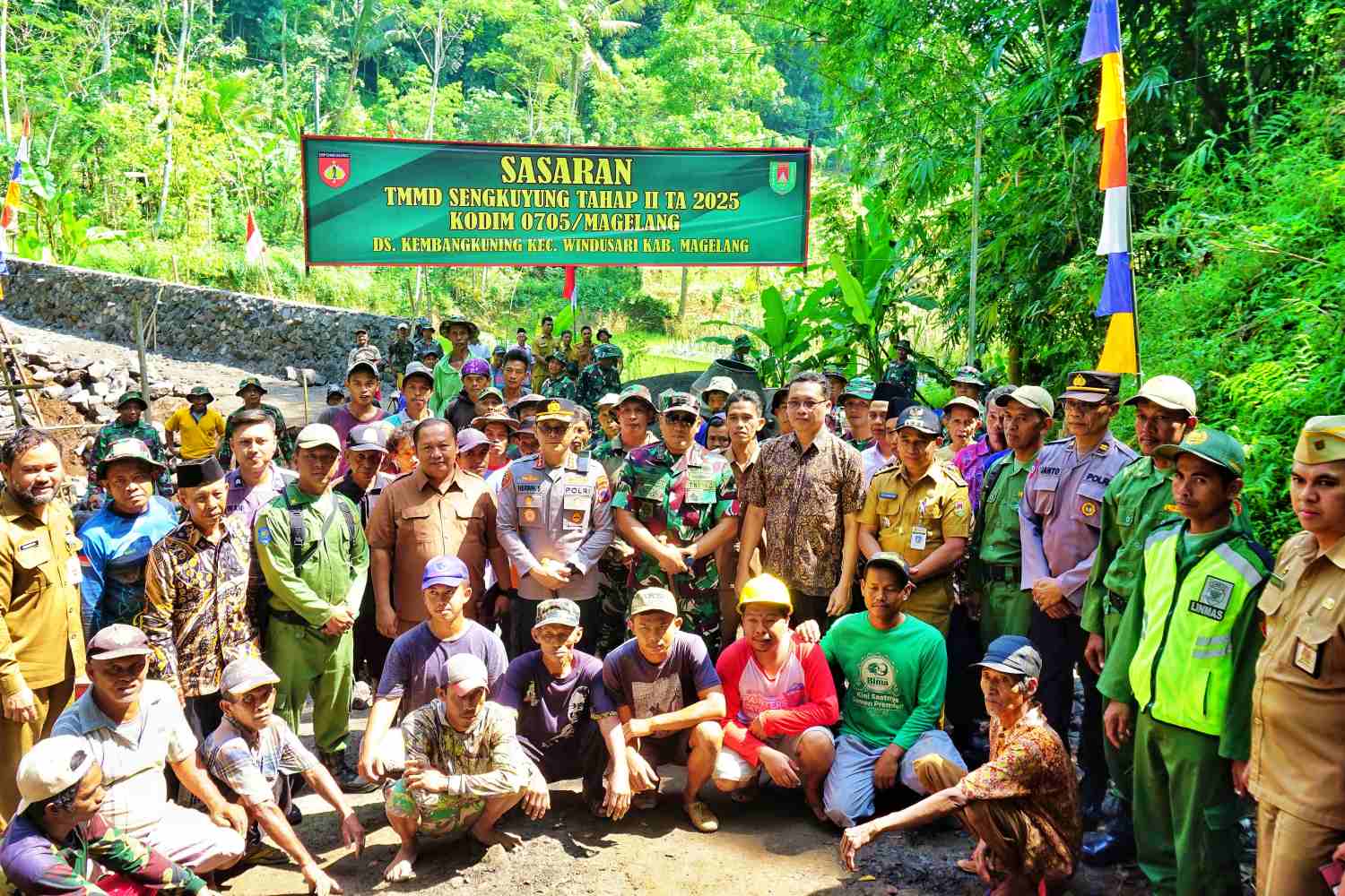 Bupati Magelang Grengseng Pamuji bersama jajaran Forkopimda saat memimpin upacara pembukaan TMMD Sengkuyung tahap II tahun 2025 di Desa Kembangkuning Windusari, sekaligus memantau proyek pekerjaan TMMD di lapangan