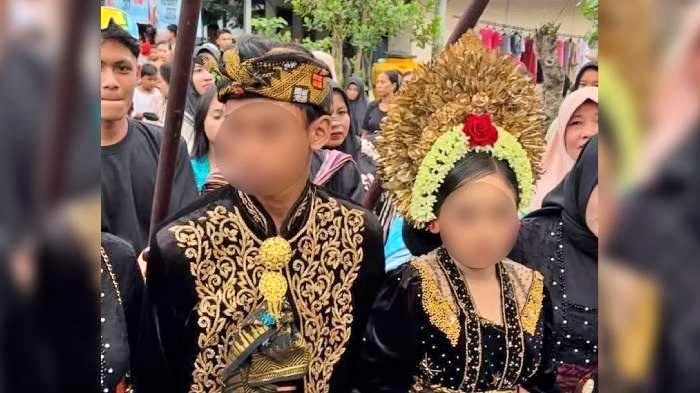 Tangkap layar video iringan pengantin alias Nyongkolan di Lombok Tengah viral antara seorang siswi kelas 1 SMP berinisial YL dan siswa kelas 1 SMK berinisial RN