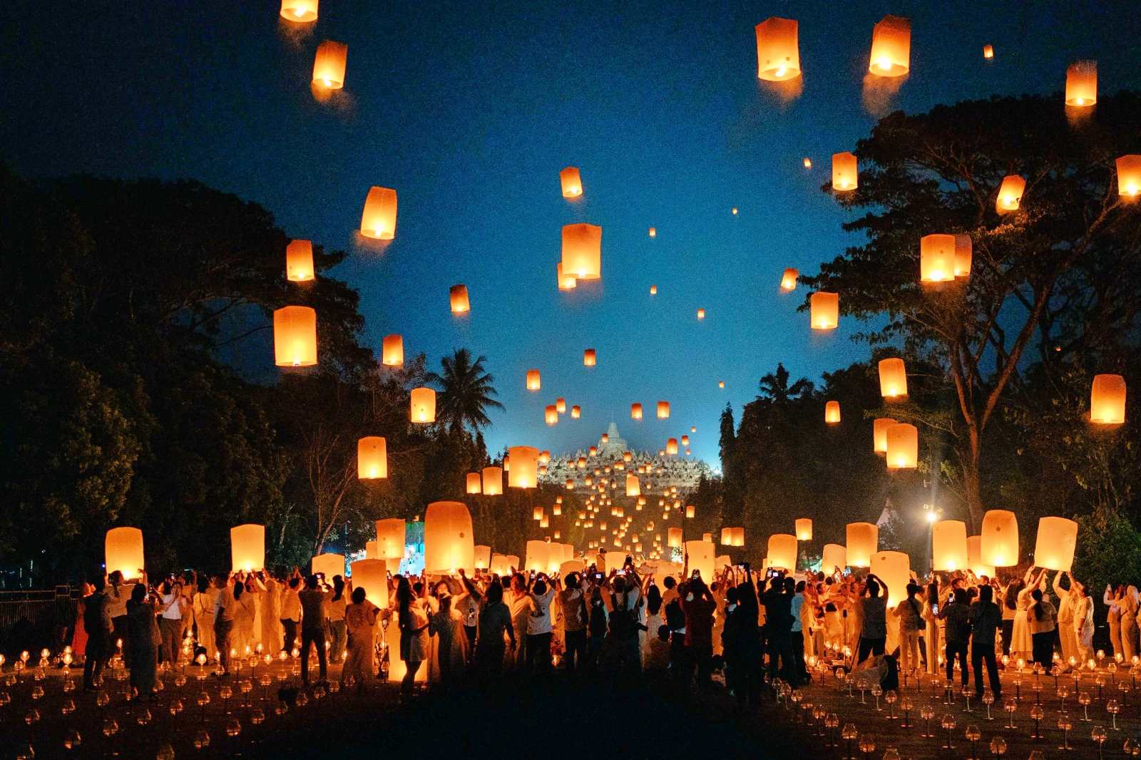Wisatawan atau pengunjung padati Waisak 2025 di Candi Borobudur_foto TWCB