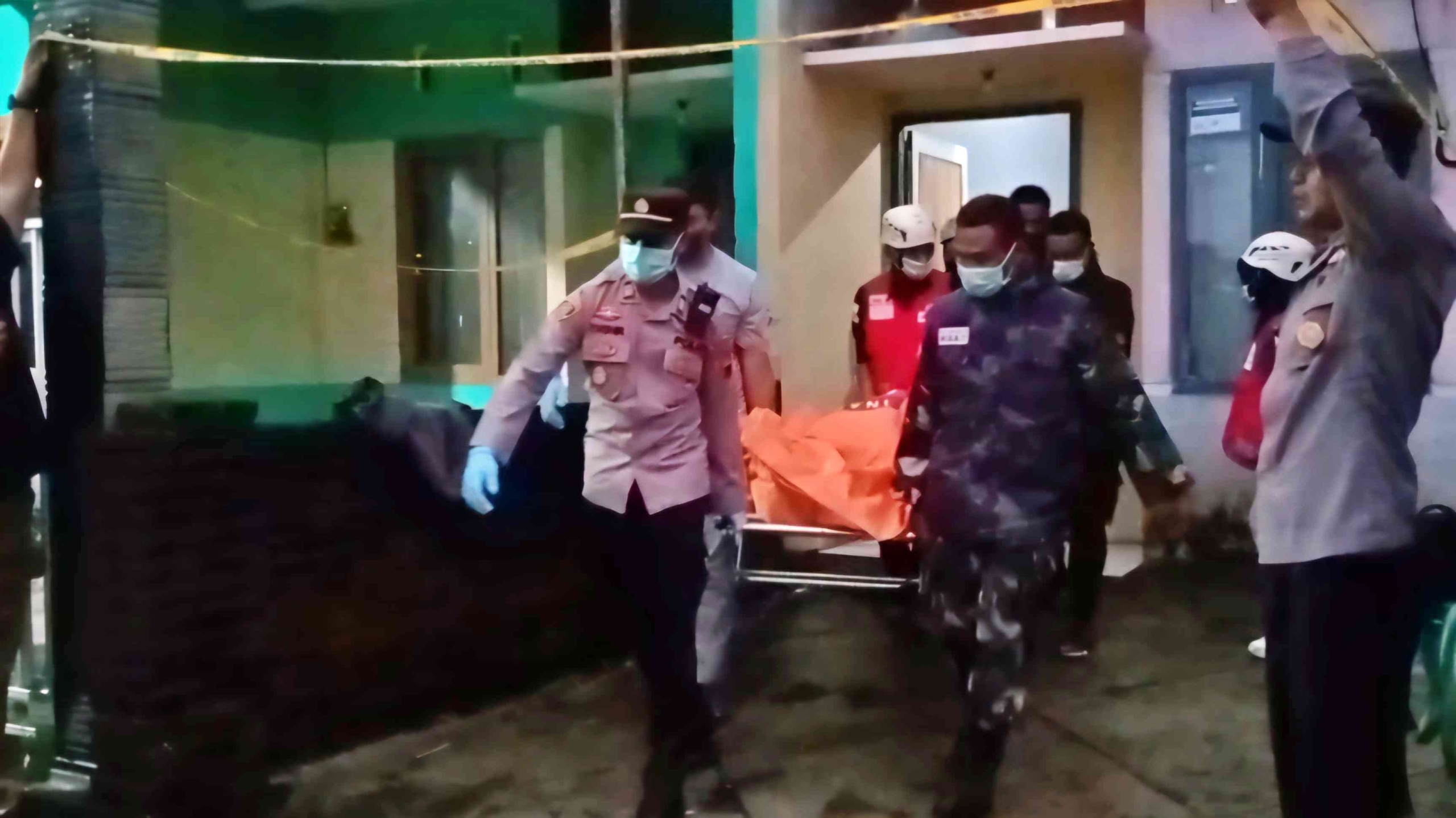 evakuasi mayat dari semua rumah kontrakan di komplek perumahan di Muntilan Magelang