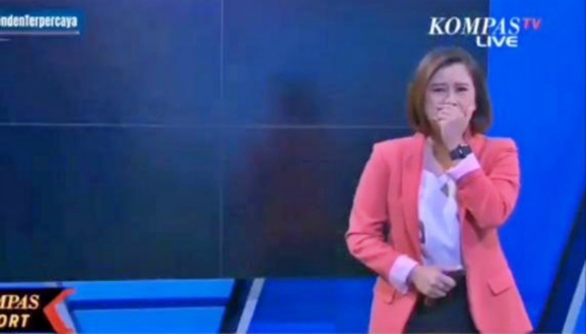 tangkapan layar video Presenter senior, Gita Maharkesri, tak kuasa menahan air mata saat membawakan siaran terakhirnya