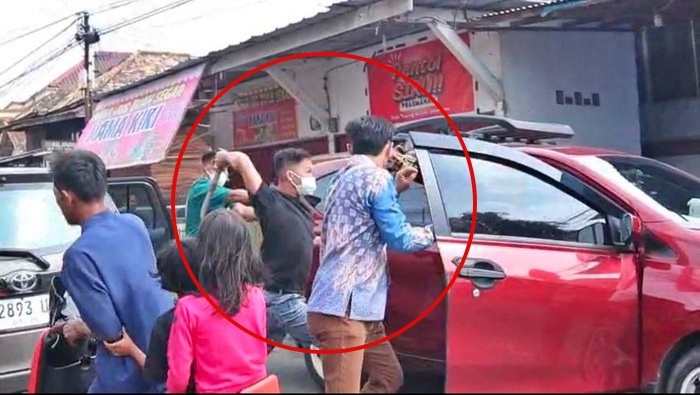 tangkapan layar video pembacokan dan penembakan pengantin pria saat akan akad nikah di Palembang