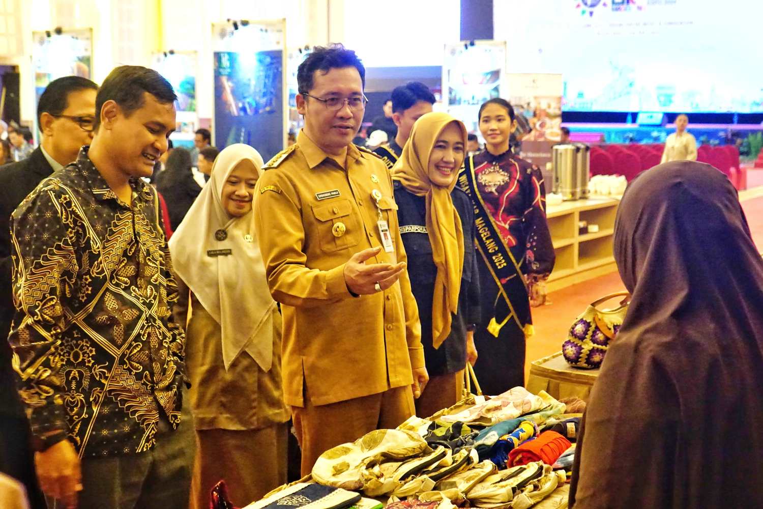 Bupati Magelang Grengseng Pamuji didampingi Ketua Panitia Acara BITE 2025, Sugeng Sugiantoro dan Chief Community Officer, Panca R. Sarungu saat meninjau stand bisnis pariwisata dan ekonomi kreatif