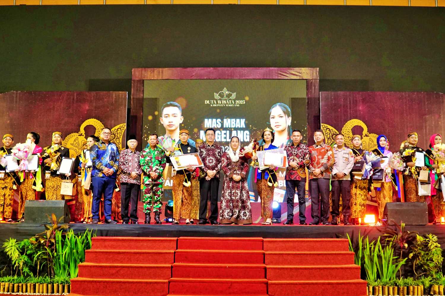 Bupati Magelang Grengseng Pamuji didampingi Ketua TP PKK Kabupaten Magelang Dian Grengseng Pamuji dan jajaran Forkopimda bersama para pemenang Duwis Kabupaten Magelang Tahun 2025