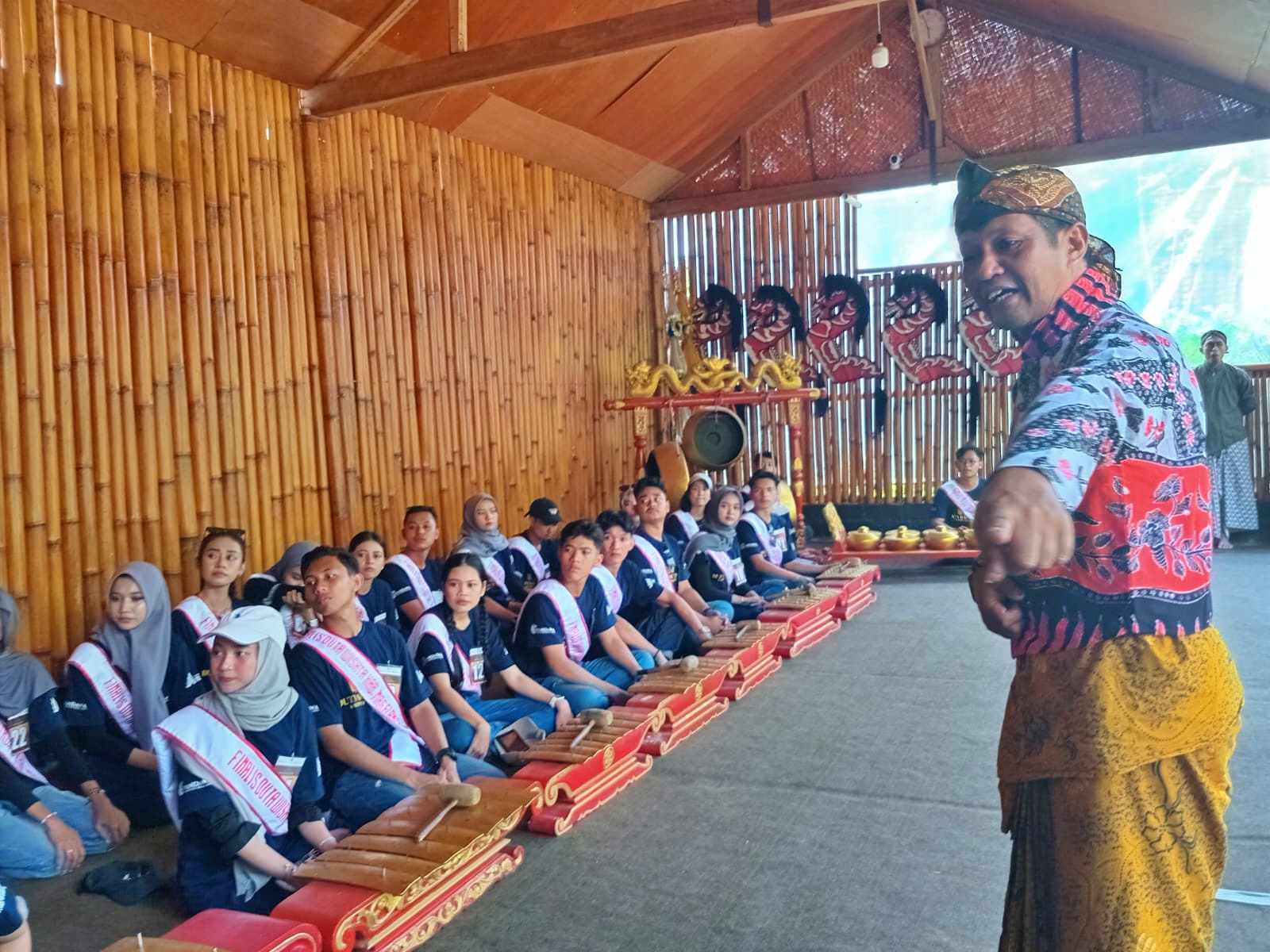 Finalis Duta Wisata Kabupaten Magelang 2025 saat one day tour ke Sanggar KInara Kinari Borobudur