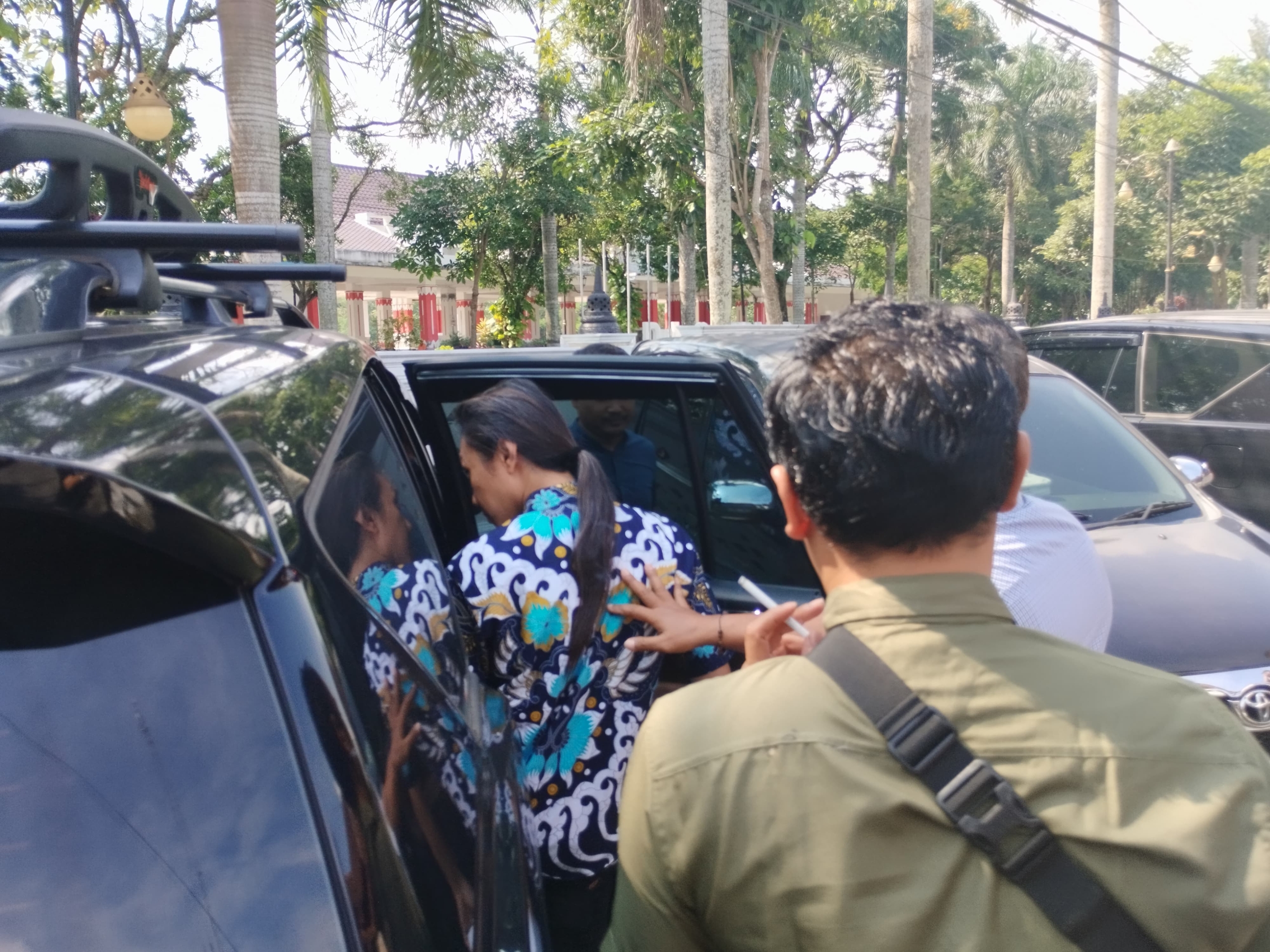 BREAKING NEWS !! Terduga Pembuatan Video AI “Umroh Borobudur” Datangi Disparpora, Dan Dibawa Petugas Polresta Magelang