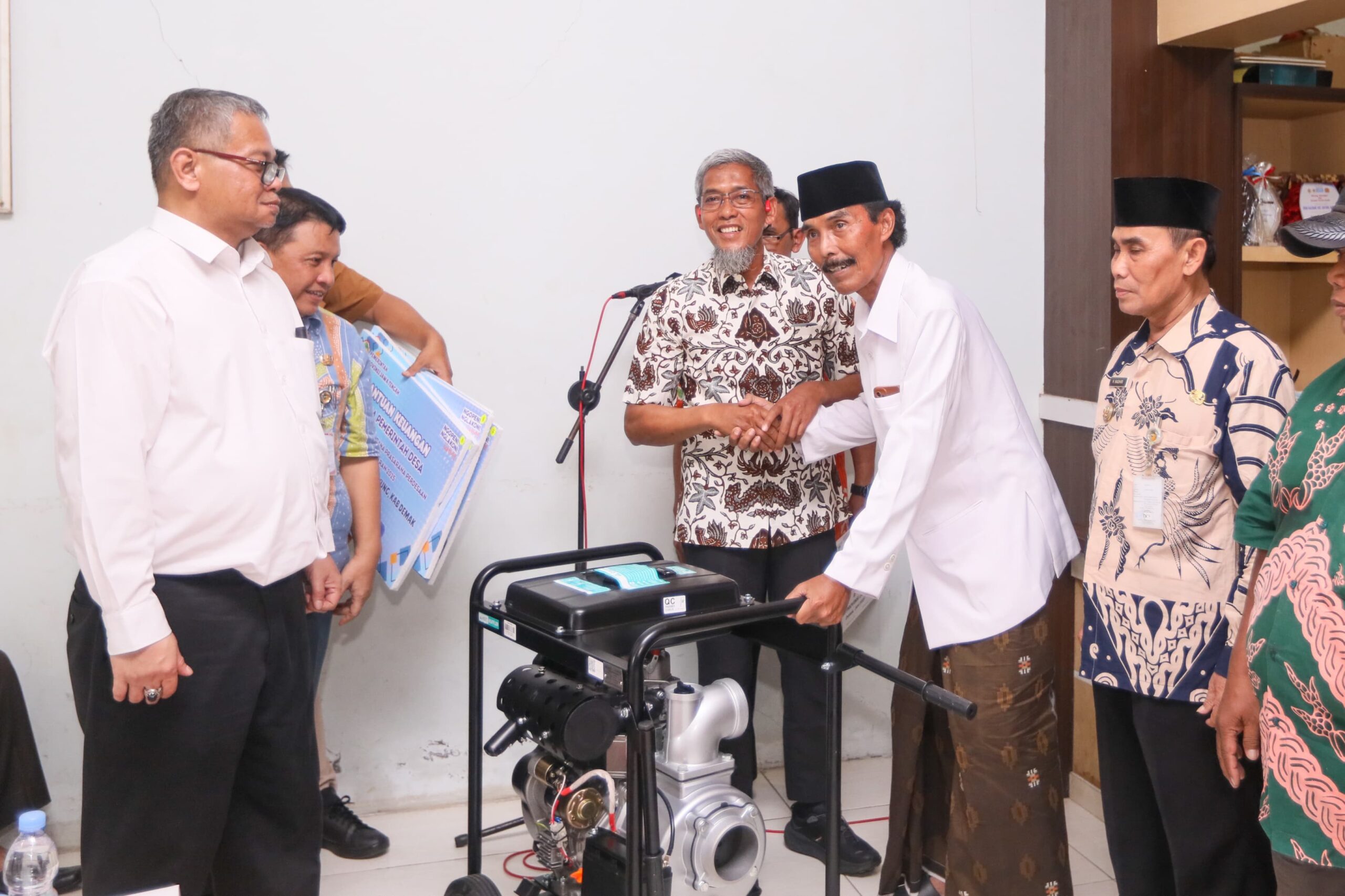 Pemprov Jateng Bagikan 28 Mesin Pompa Air Untuk Atasi Banjir Rob di Demak