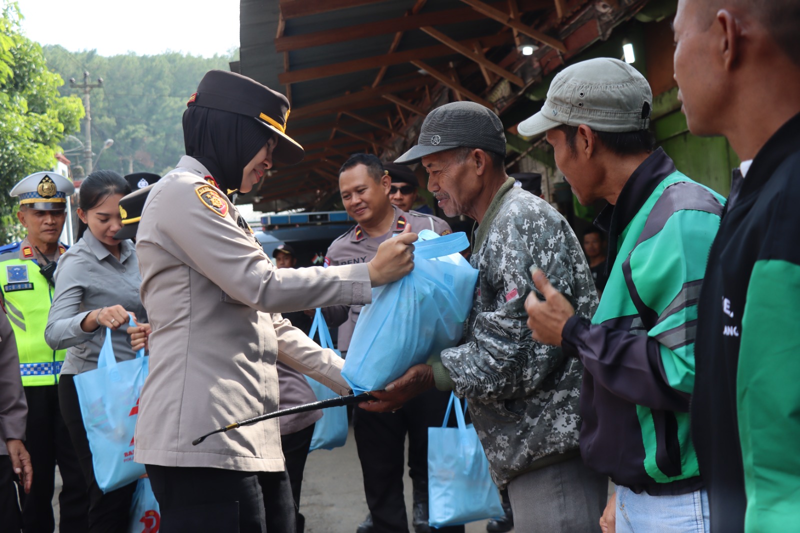 Sambut Hari Bhayangkara ke-79, Polres Magelang Kota Bagikan 100 Paket Bansos