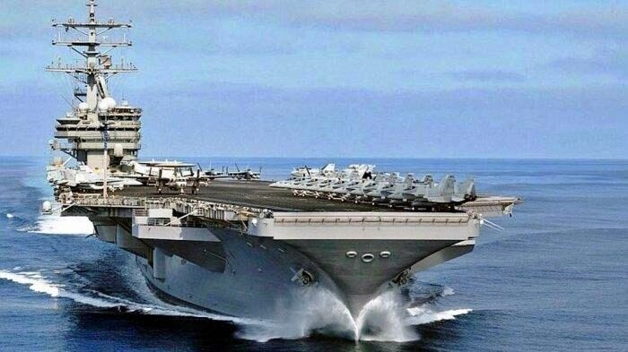 Kapal Induk AS USS Nimitz Melintas di Selat Malaka