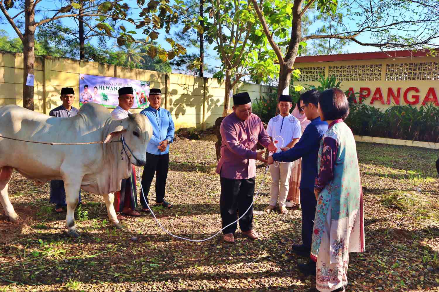 Kapolresta Magelang beserta istri dan jajaran Polresta Magelang menyerahkan bantuan hewan kurban kepada perwakilan penerima