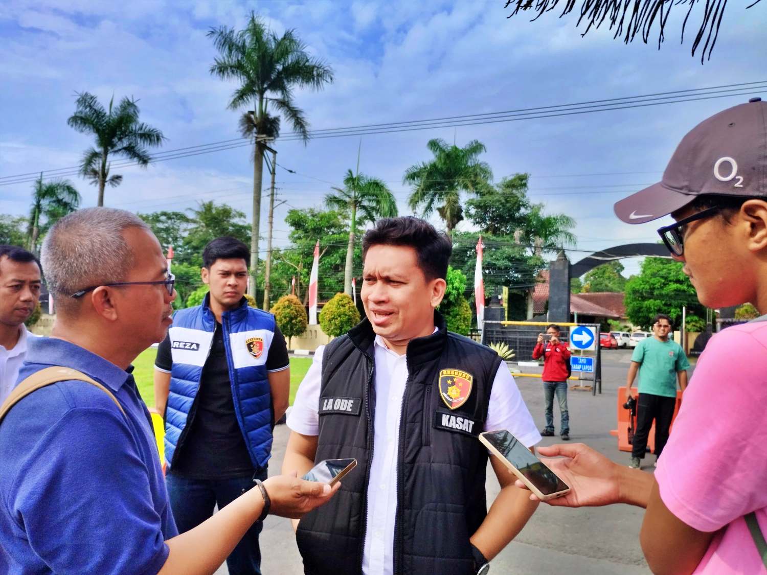 Kasatreskrim Polresta Magelang, AKP La Ode Arwansyah saat diwawancarai awak media soal perkembangan kasus video AI Umrah di Borobudur