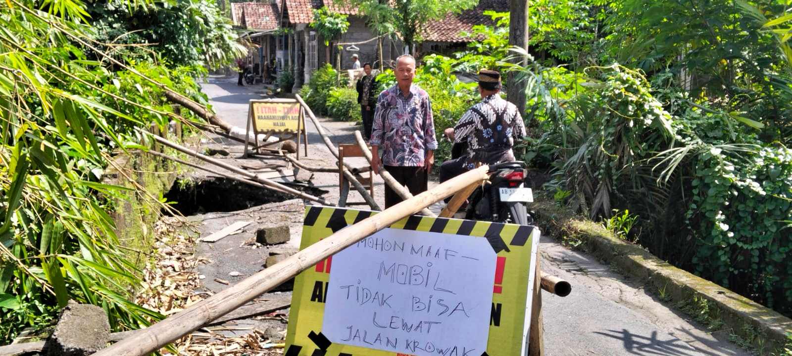 Pengendara meilintas bergantian di jembatan Gayam Kamongan Srumbung Kabupaten Magelang yang ambrol akibat hujan deras_foto Berita Magelang