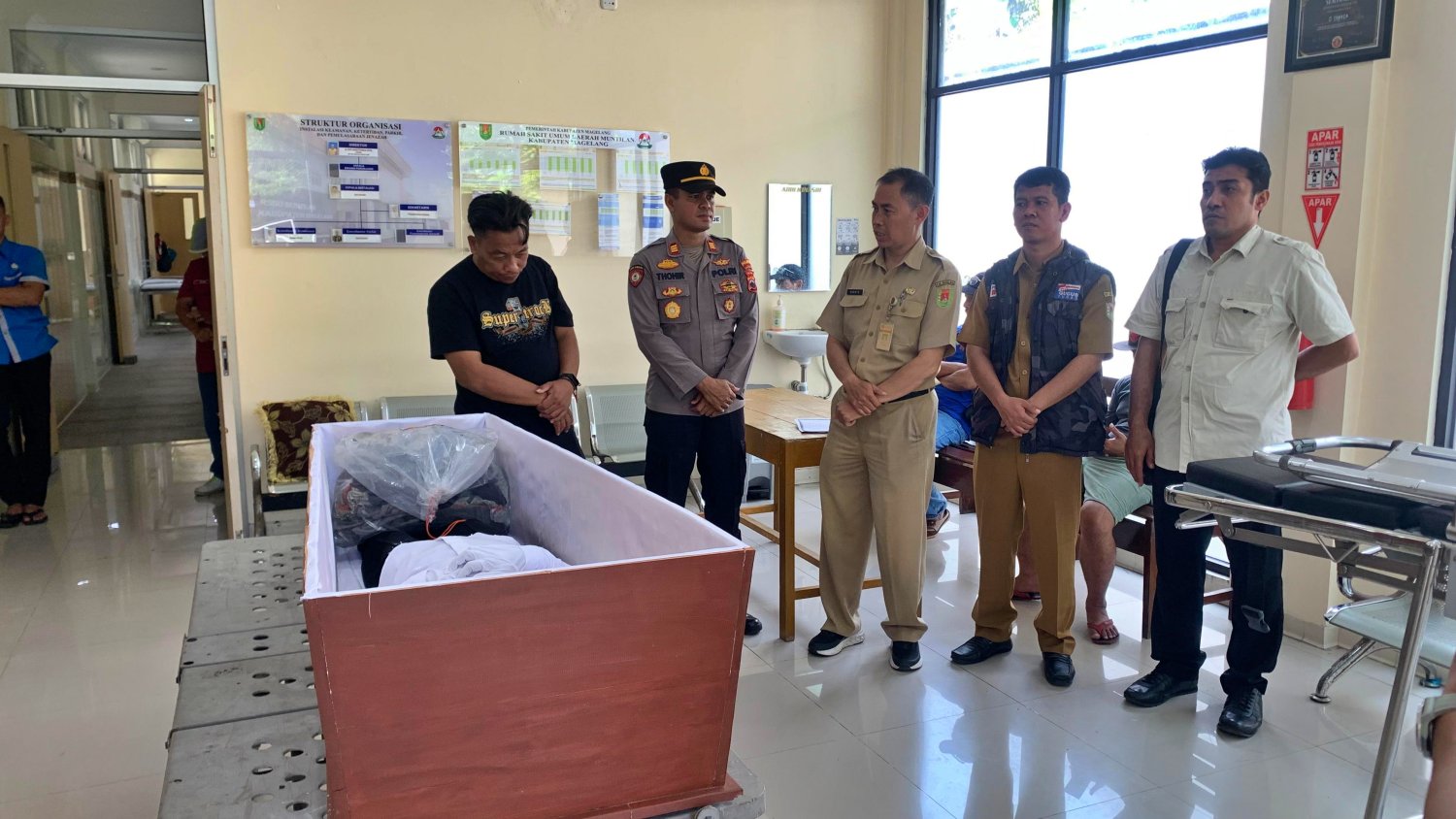 Penyerahan jenazah Gelandangan asal Jakarta dari Polsek Muntilan kepada Dinas Sosial