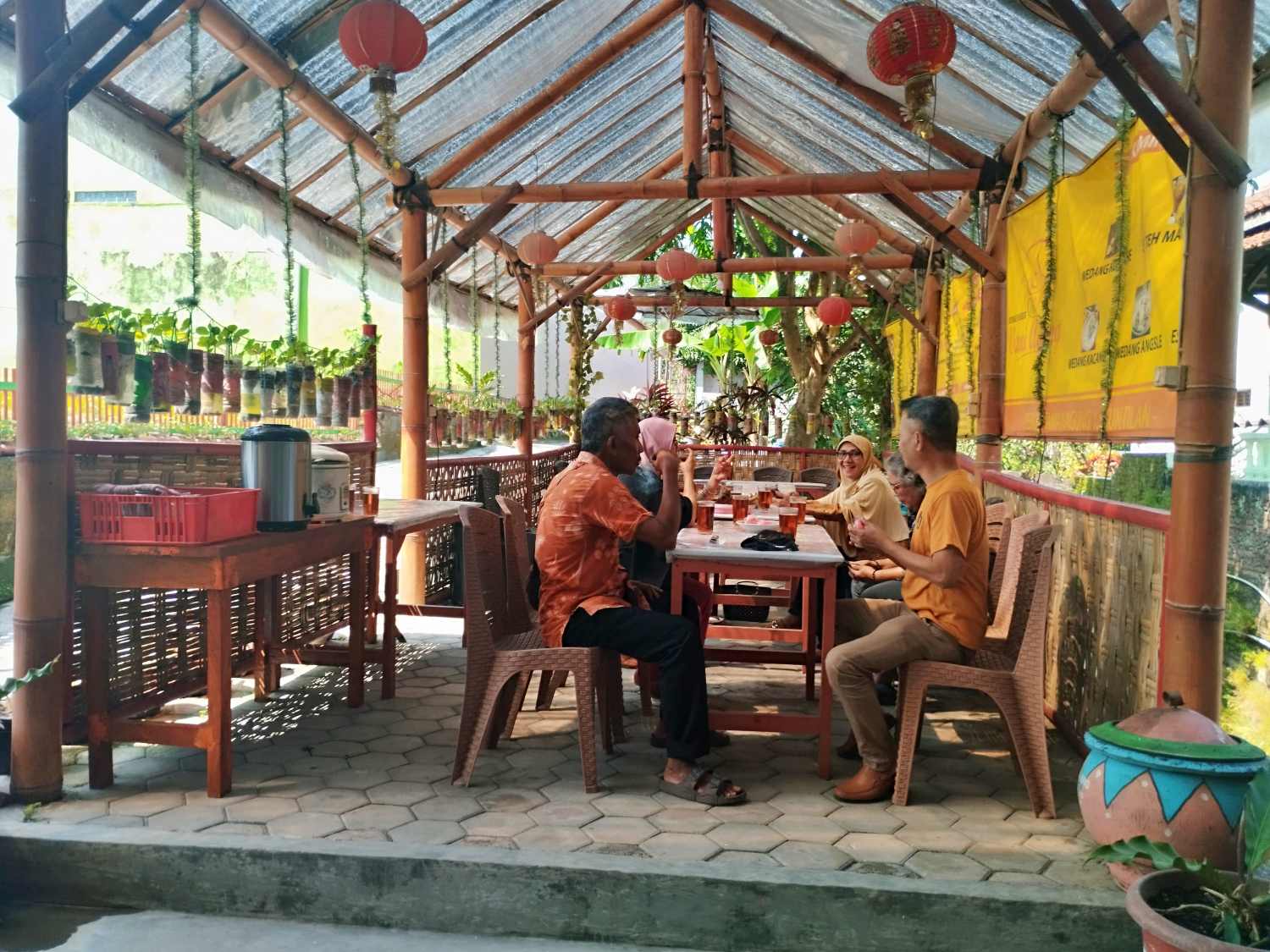 Sebagian dari puluhan korban investasi bodong WPONE berkumpul di Muntilan Magelang