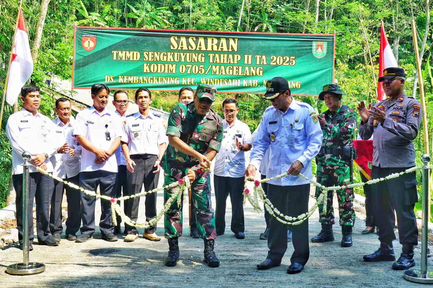 Wakil Bupati Magelang, Sahid Ngabdan didampingi Dandim 0705/Magelang Letkol Inf Jarot Susanto dan Ketua Tim Penggerak PKK Kabupaten Magelang Dian Grengseng Pamuji saat meninjau pembangunan jembatan di Desa Kembangkuning yang telah usai dikerjakan