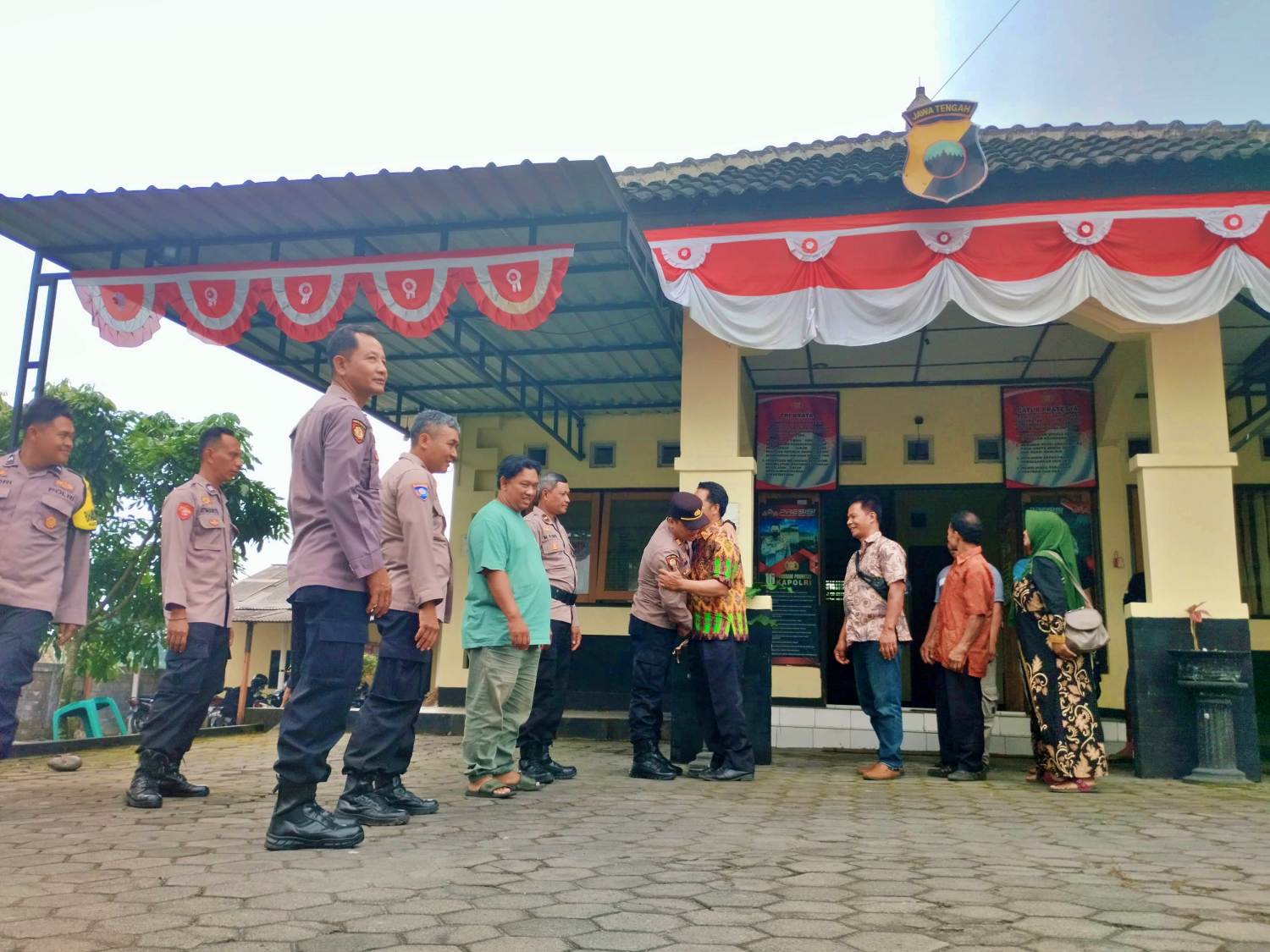 Warga datangi Polsek Dukun Magelang, menangis dan berpelukan saat pamitan