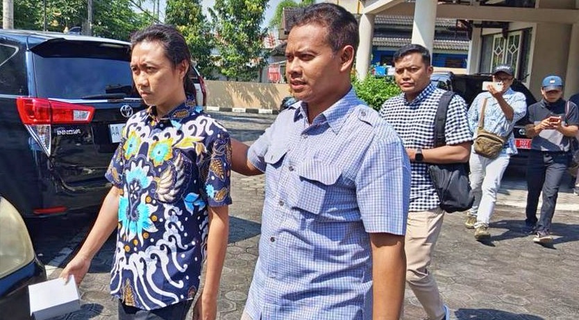 rambut panjang berkemeja batik diduga pelaku pembuat video ai umrah di Borobudur digiring petugas Polresta Magelang