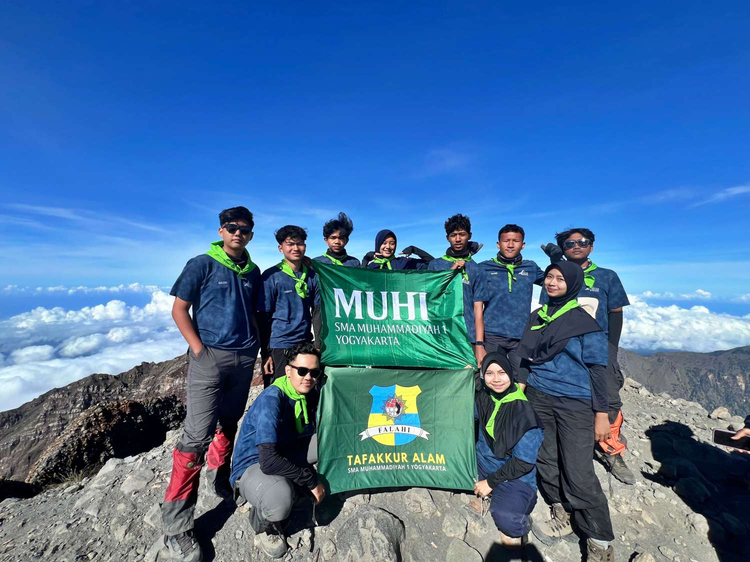 8 SISWA SMA MUHI SUKSES TAKLUKKAN GUNUNG RINJANI, NTB