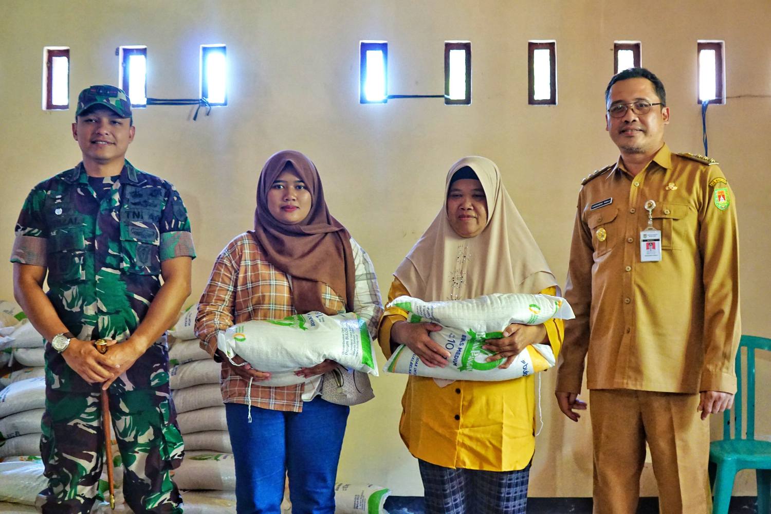 Bupati Magelang Grengseng Pamuji didampingi Dandim 0705/Magelang Letkol Inf Afrizal Rahman saat menyerahkan bantuan pangan berupa beras sebanyak 10 Kg kepada masyarakat dengan kriteria kurang mampu di Desa Tempak Candimulyo.