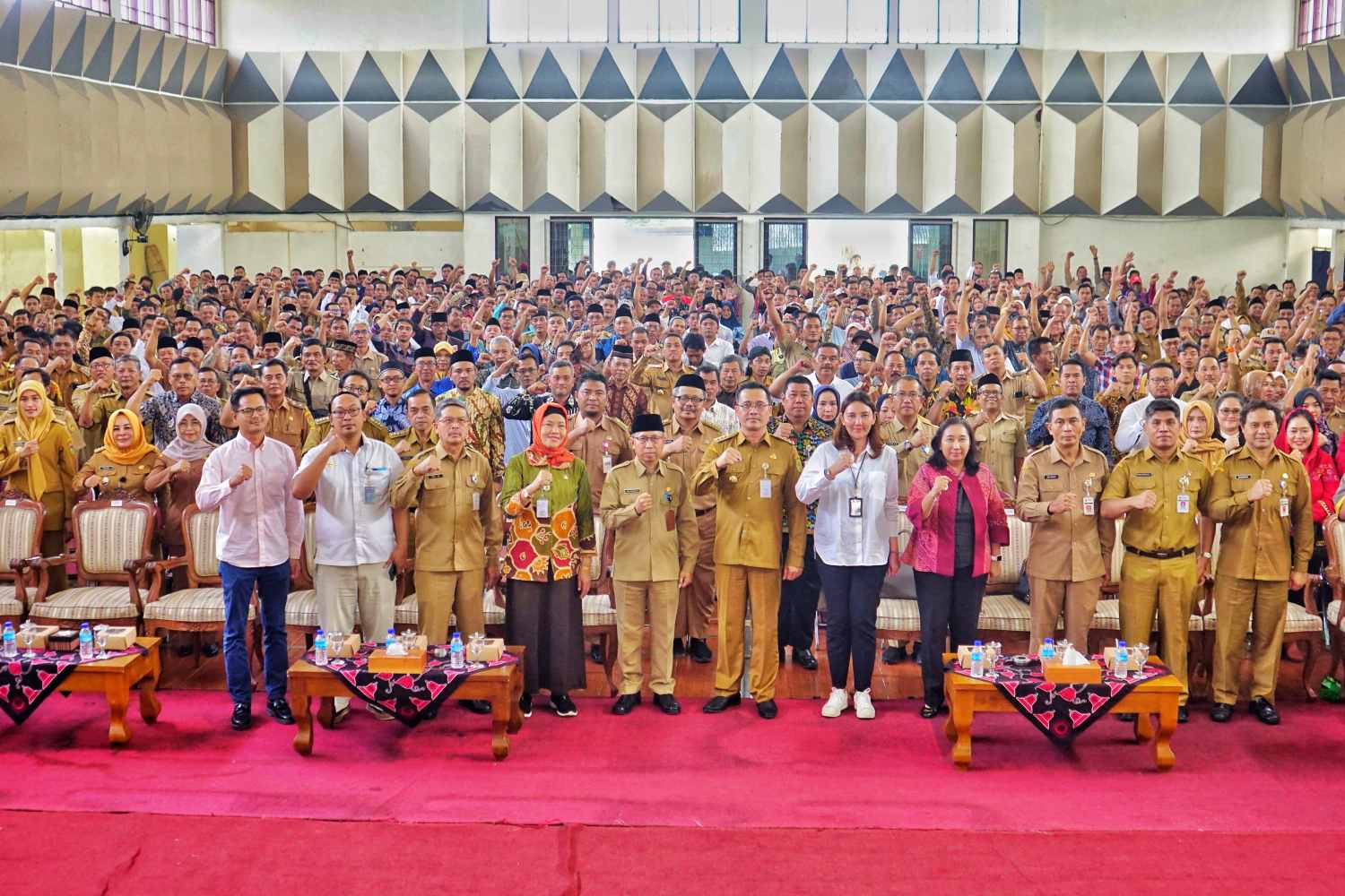 Bupati Magelang Grengseng Pamuji saat menyerahkan Akta Koperasi Desa atau Kelurahan Merah Putih Kabupaten Magelang.