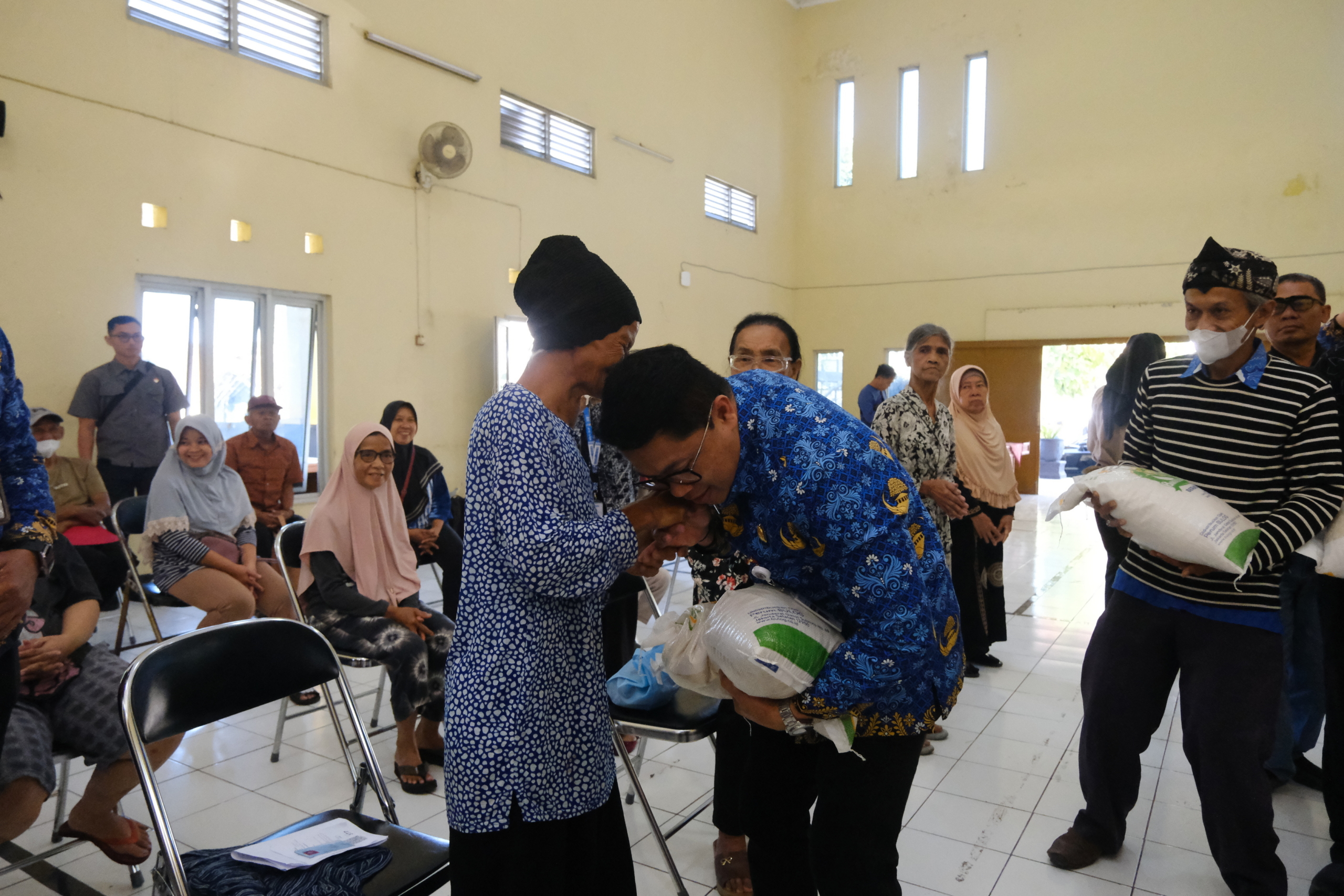 Salurkan Bantuan Beras, Wali Kota Magelang: Bukan Semata Persoalan Ekonomi, Tapi Kemanusiaan