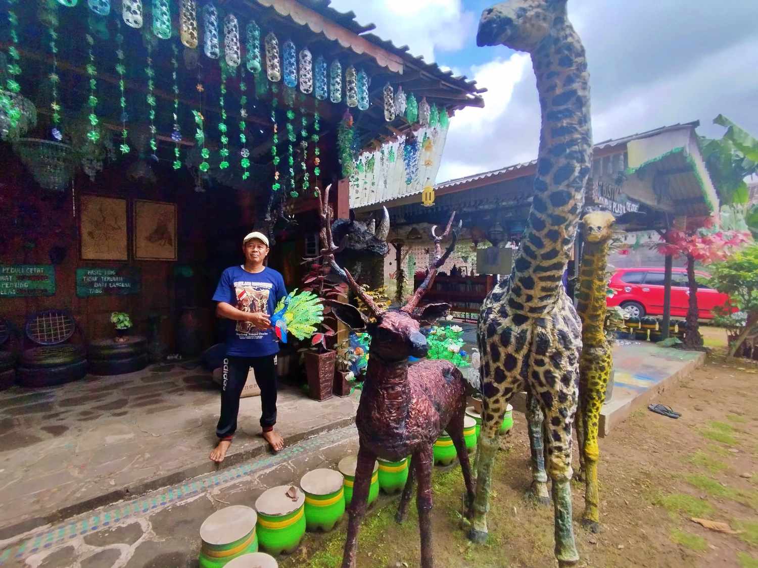 Hadi Prayitno, Perajin Otodidak Magelang yang Edukasi Anak Lewat Limbah Plastik
