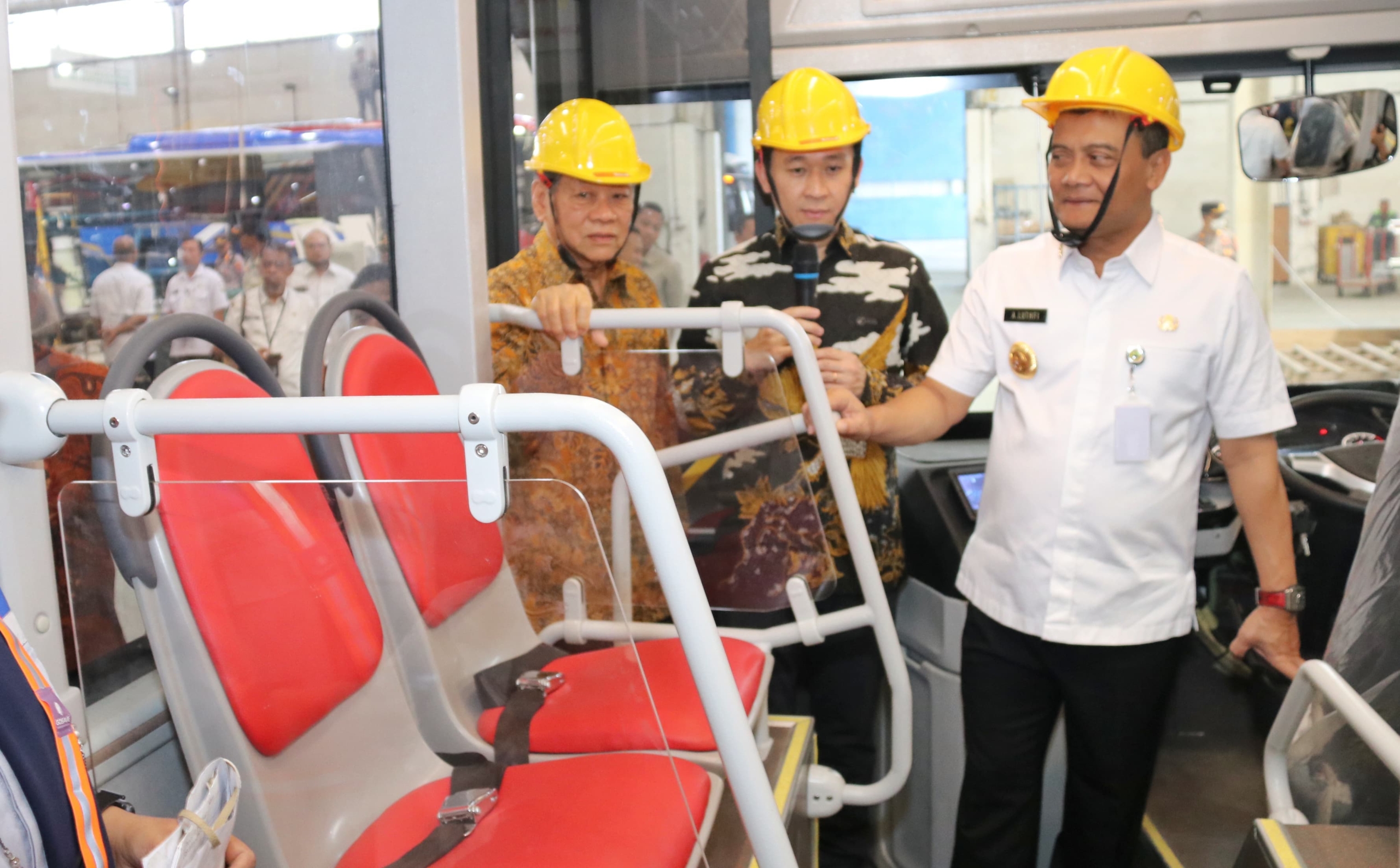 Produk Jateng Diakui Pasar Internasional, Ahmad Luthfi Lepas Ekspor Bus Perdana Karoseri Laksana ke Sri Lanka