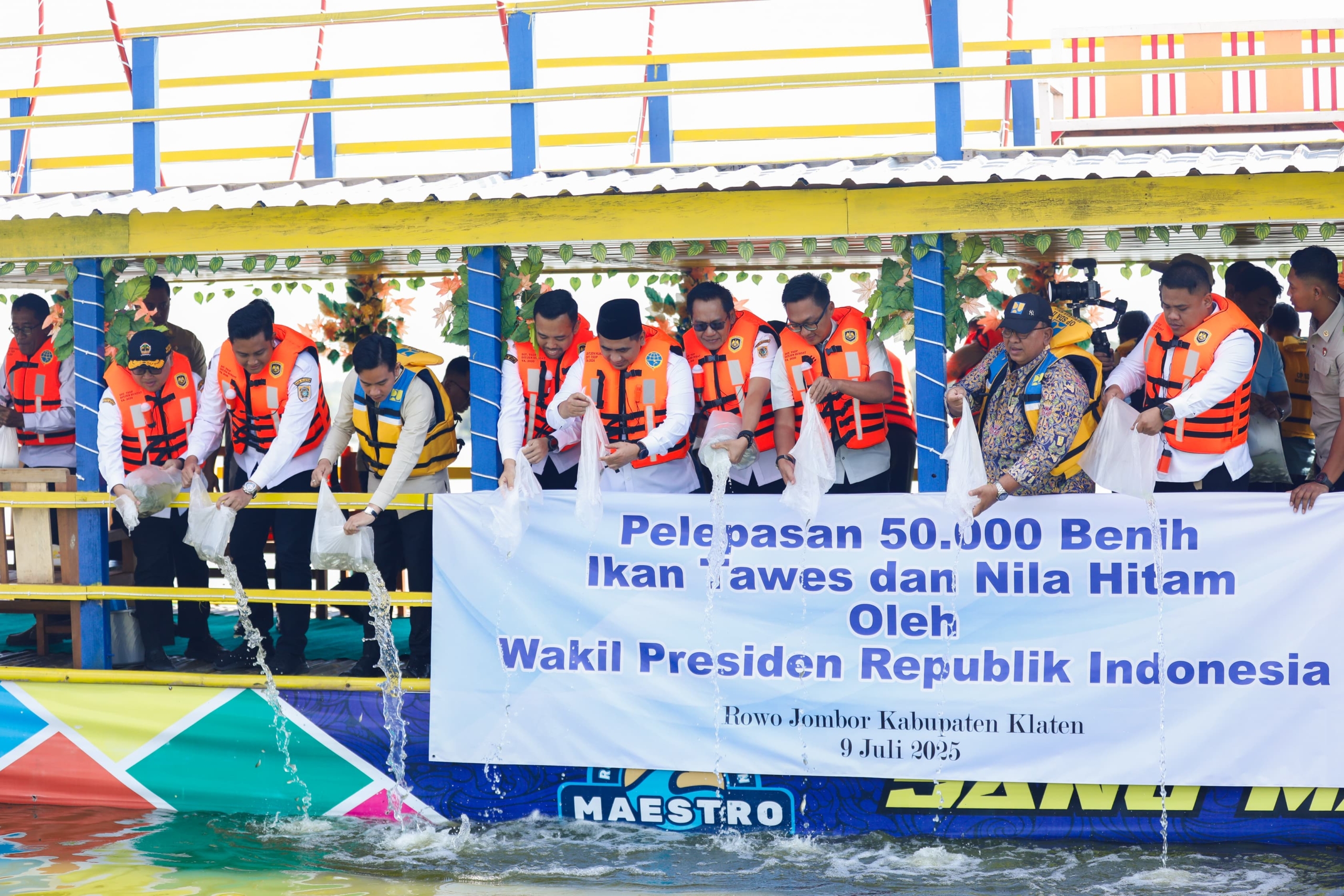 Tingkatkan Perekonomian Warga, Gubernur Jateng dampingi Wapres Tebar 50 Ribu Benih Ikan di Rowo Jombor Klaten