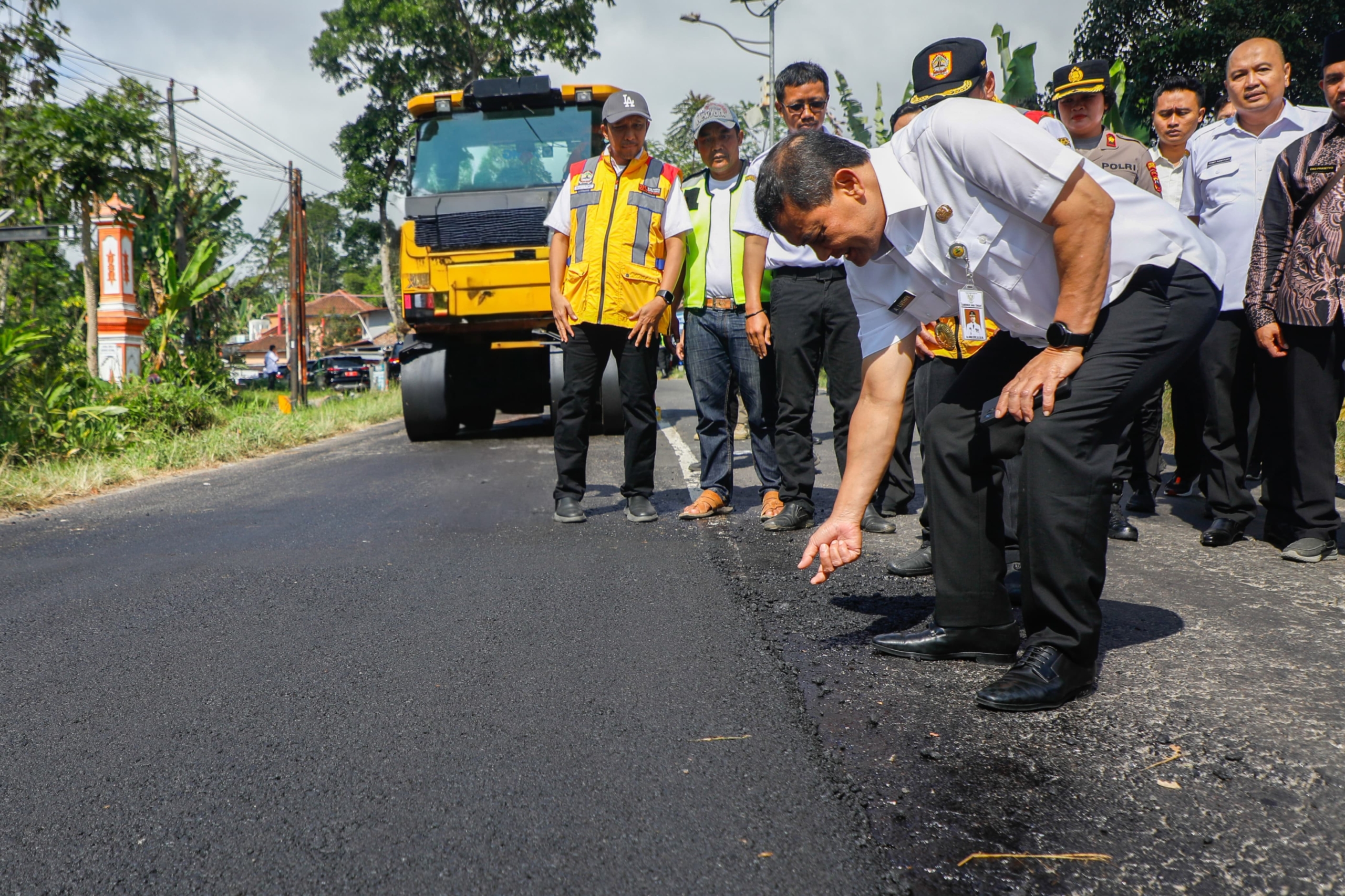 Tindaklanjuti Keluhan Warga, Gubernur Jateng Cek Perbaikan Jalan Parakan-Patean