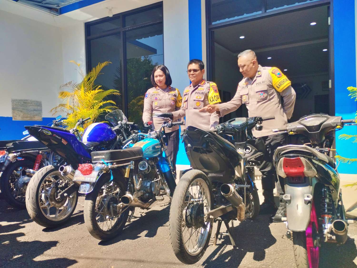 Kapolresta Magelang, Kabag Ops dan Kasat Lantas Polresta Magelang saat meninjau sepeda motor yang digunakan untuk balap liar