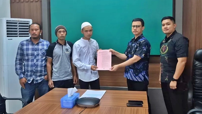 Kepala Seksi Tindak Pidana Umum Kejari Kabupaten Magelang Toto Harmiko didampingi Kepala Sub Seksi Prapenututan Naufal Ammanullah menyerahkan SKP2 kepada tersangka Dimas Manan bin Nurokhim_foto istimewa