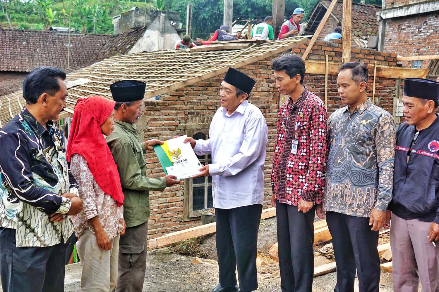 Ketua BAZNAS Kabupaten Magelang M Kholid As'adi di dampingi jajaran Forkopincam Kajoran saat menyerahkan bantuan pemulihan pasca bencana kebakaran