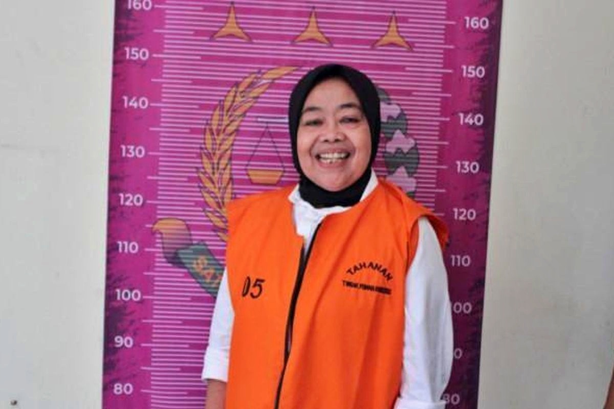 Korupsi Dana Desa, Kades Ini Senyum Lebar Saat Pakai Rompi Oranye!