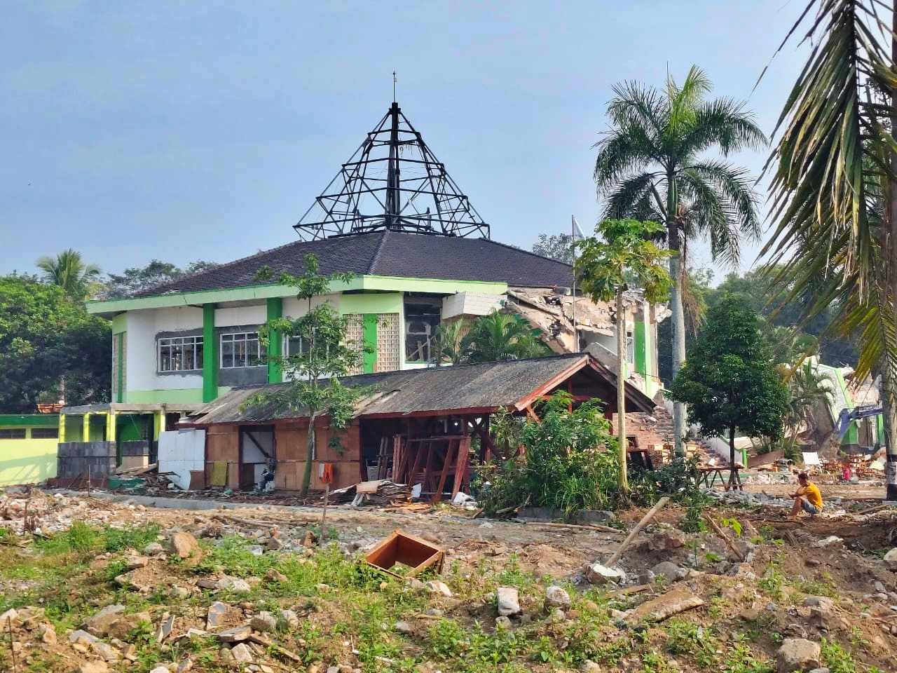 Menara Masjid Agung An-Nuur lama yang berlokasi dekat kantor Sekretariat Daerah Pemerintah Kabupaten (Pemkab) Magelang dirobohkan