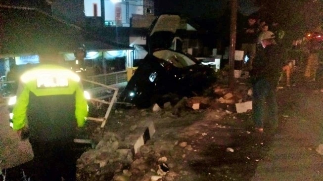 Mobil Terjun ke Atap Rumah di Jalan Magelang, Polisi Buru Pelaku Tabrak Lari