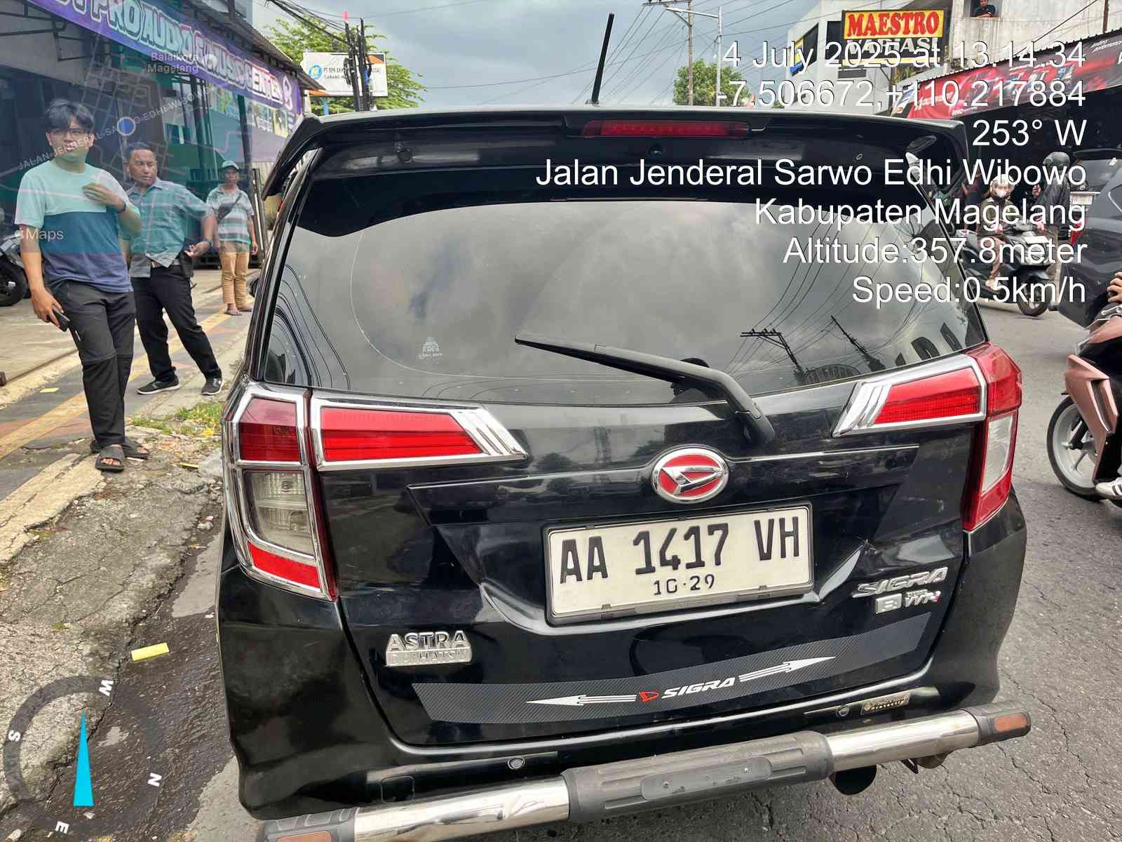 Mobil yang terlibat kecelakaan adu banteng dengan sepeda motor di Magelang