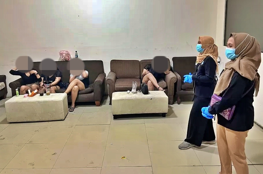 Petugas BNNK Razia Tempat Hiburan Malam di Magelang