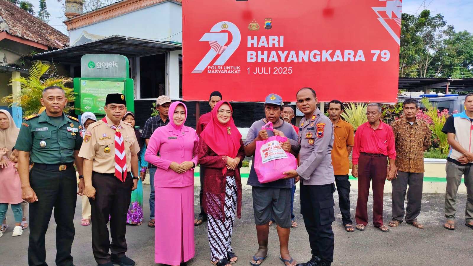 Polsek Muntilan Bakti sosial pembagian Paket Sembako dalam Rangka Hari Bhayangkara ke 79 tahun 2025