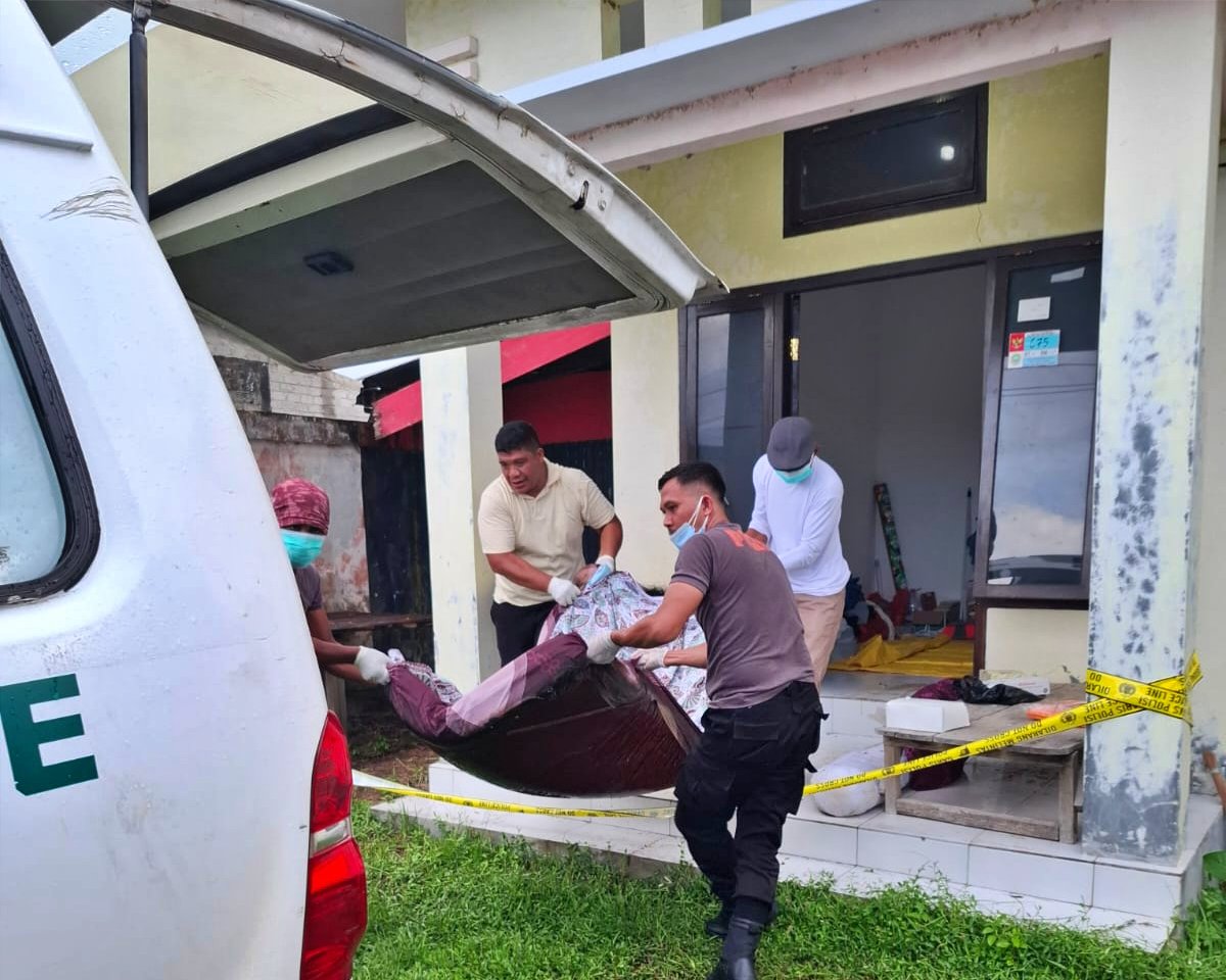 Proses evakuasi Pegawai BPS Asal Magelang Ditemukan Tak Bernyawa di Perumahan BPS Haltim