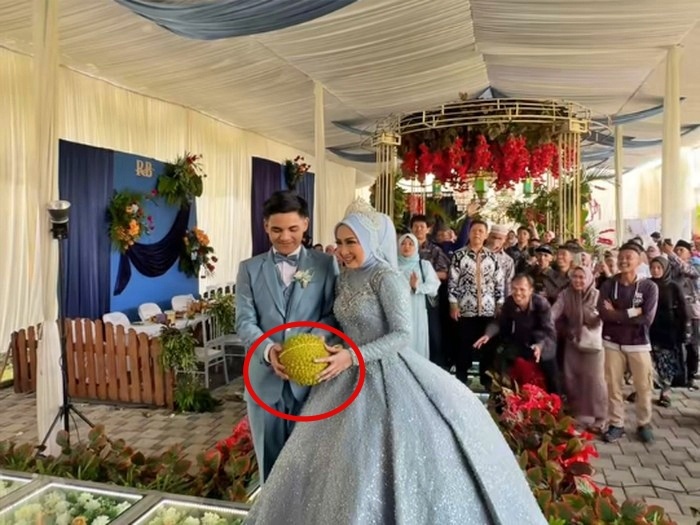 Tangkapan layar video viral pengantin lempar durian bukan buket bunga