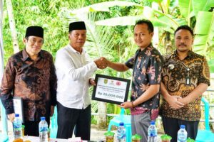 Wakil Bupati Magelang Sahid di dampingi Ketua BAZNAS Kabupaten Magelang M. Kholid As'adi dan Kepala Pelaksanaan BPBD Kabupaten Magelang Edi Wasono saat menyerahkan bantuan di Dusun Kalipucung Wetan, Desa Kalirejo, Kecamatan Salaman