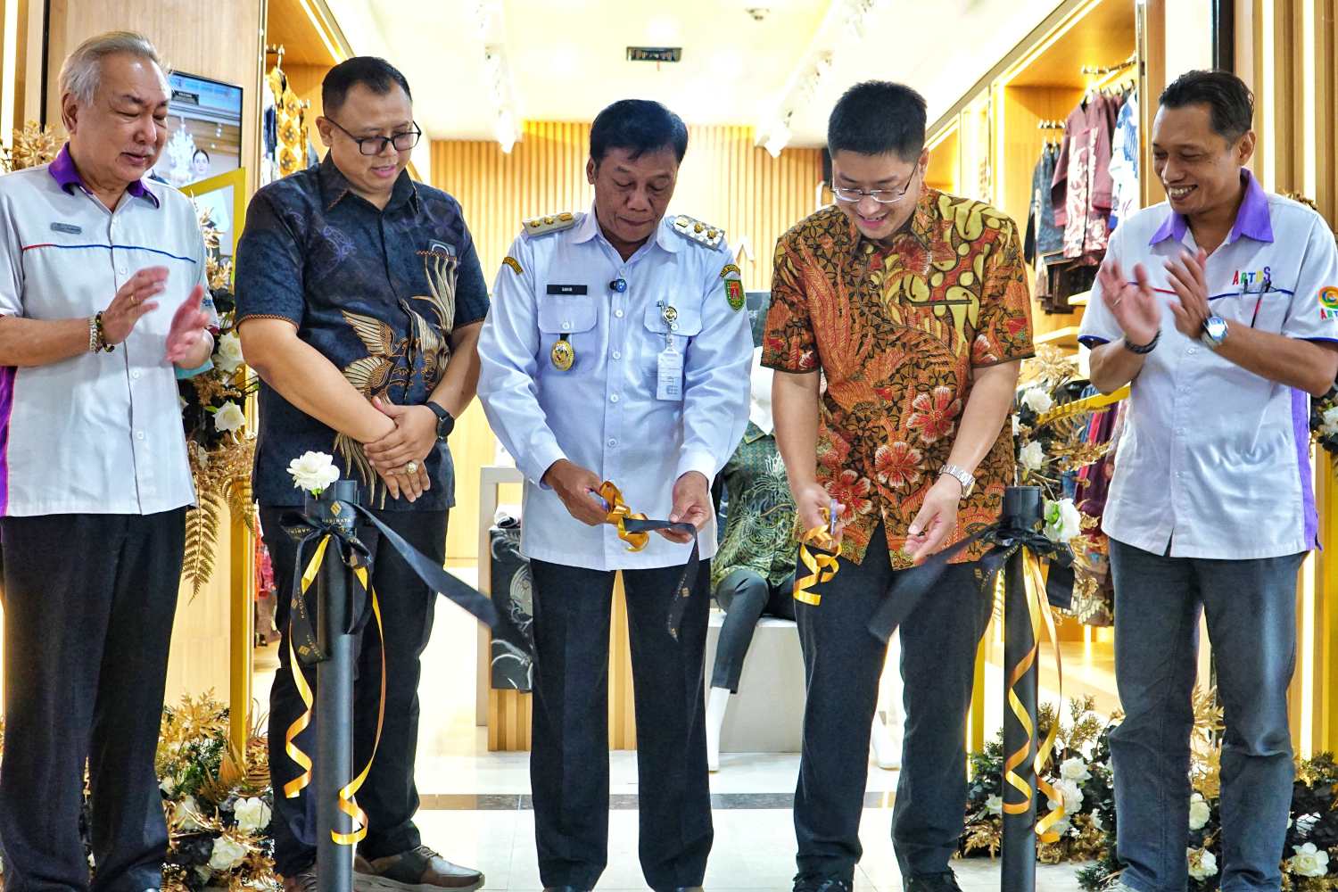 Wakil Bupati Magelang Sahid didampingi Direktur Hadinata Batik Albert Pratama dan jajaran management Artos Mall Magelang saat meresmikan Hadinata Batik Official Store