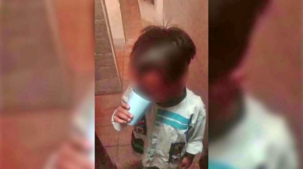 tangkapan layar video Ayah di Demak Paksa Anak Minum Air Kloset Gegara Istri Lembur!