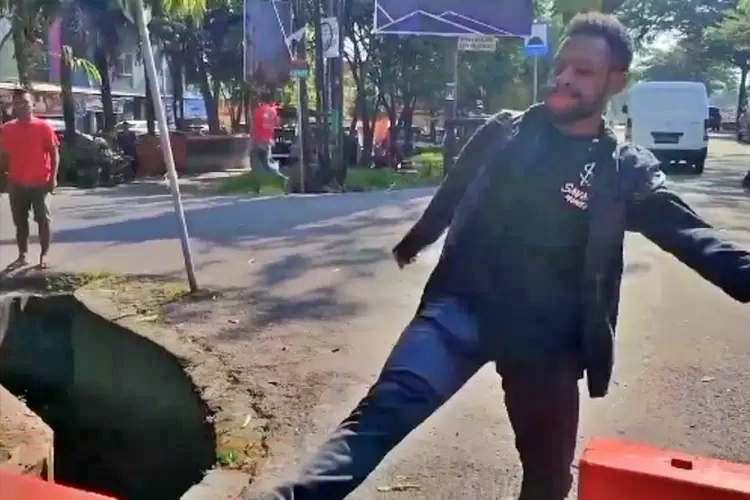 tangkapan layar video seorang pemuda mengamuk saat ditilang