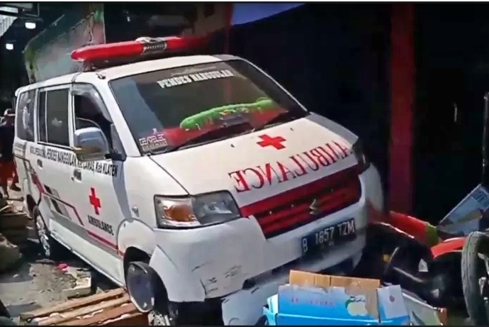 Ambulans Oleng di Klaten Hantam Kios dan Sepeda Motor, Polisi Turun Tangan