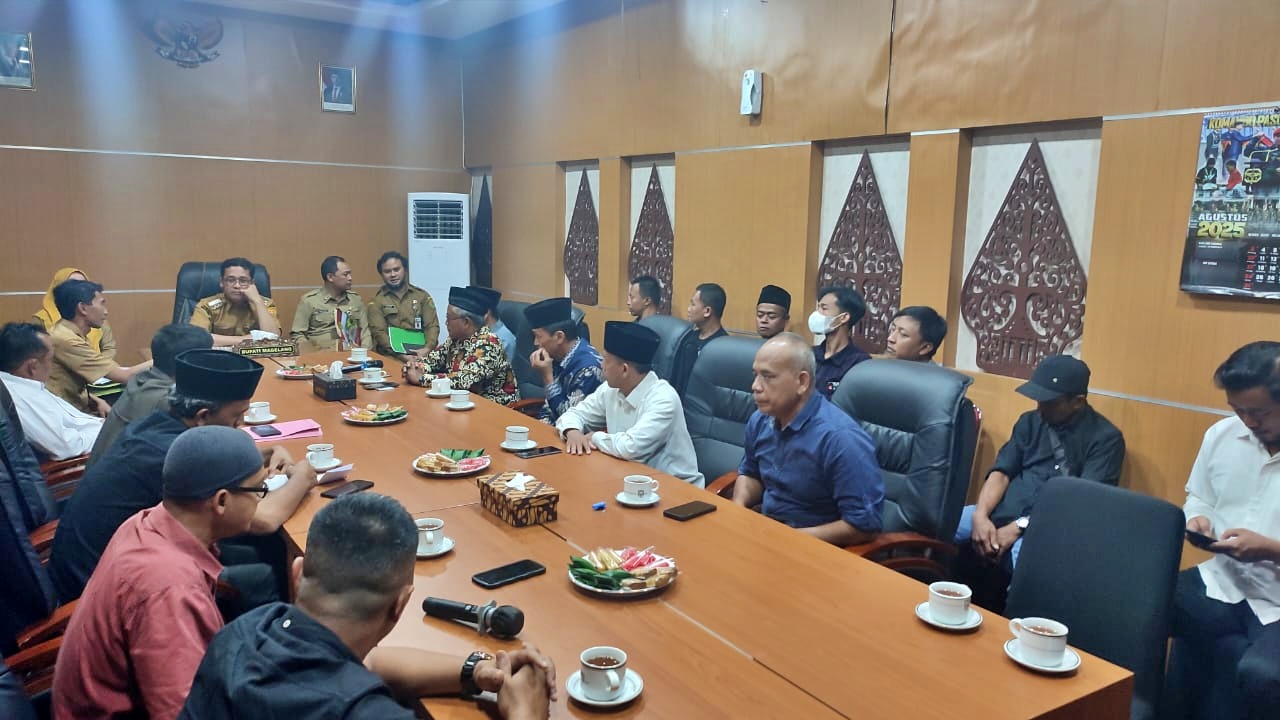 Audiensi warga Desa Wonogiri Kajoran dengan Bupati Magelang membahas desakan pemberhentian Kades Junarsih