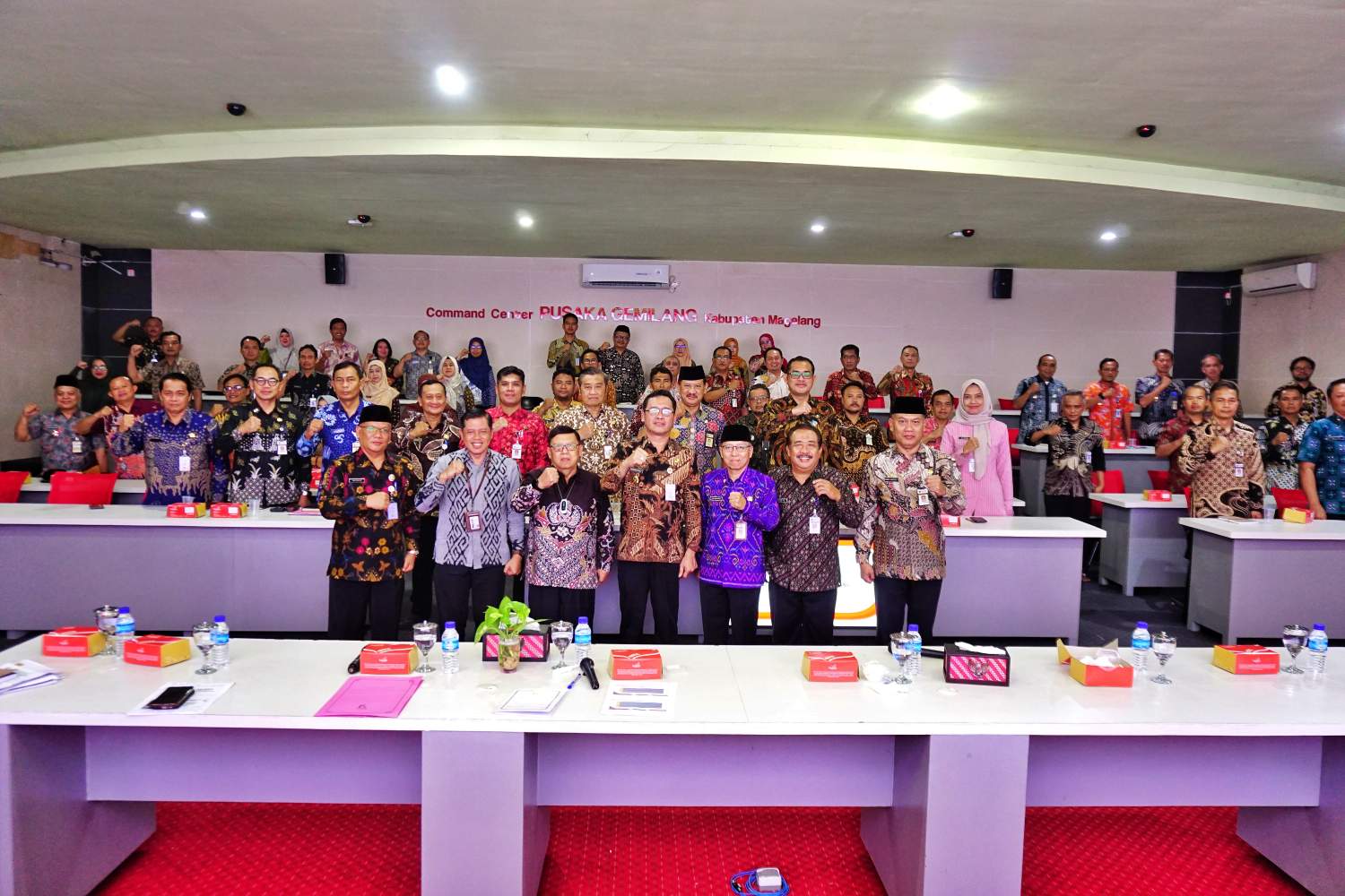 Bupati Magelang Grengseng Pamuji didampingi Sekretaris Daerah Kabupaten Magelang Adi Waryanto, Wakil Ketua DPRD Kabupaten Magelang Soeharno saat memimpin Rakor pemantapan petugas pendataan Verifikasi Data Kemiskinan (VDK) Tahun 2025